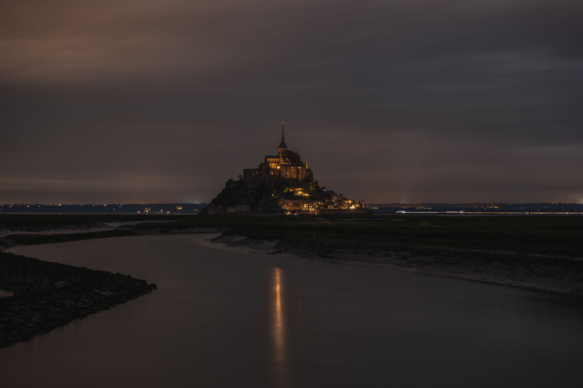 Evening scene in Saint-Laurent near Club Sportif Côte de Liesse's tennis courts
