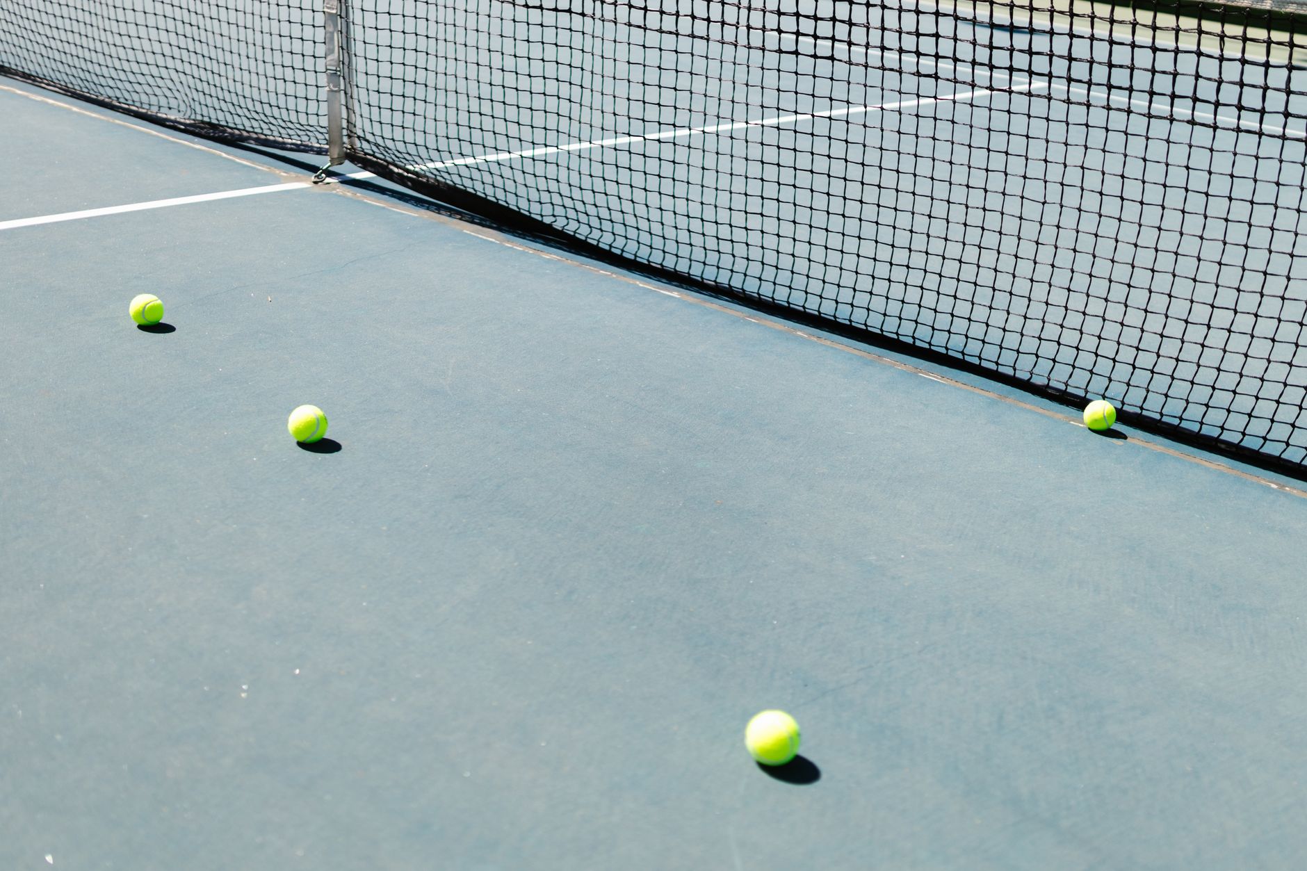 A tennis racquet and fresh strings, evoking the GTA pro shops where Ontario players get their frames restrung